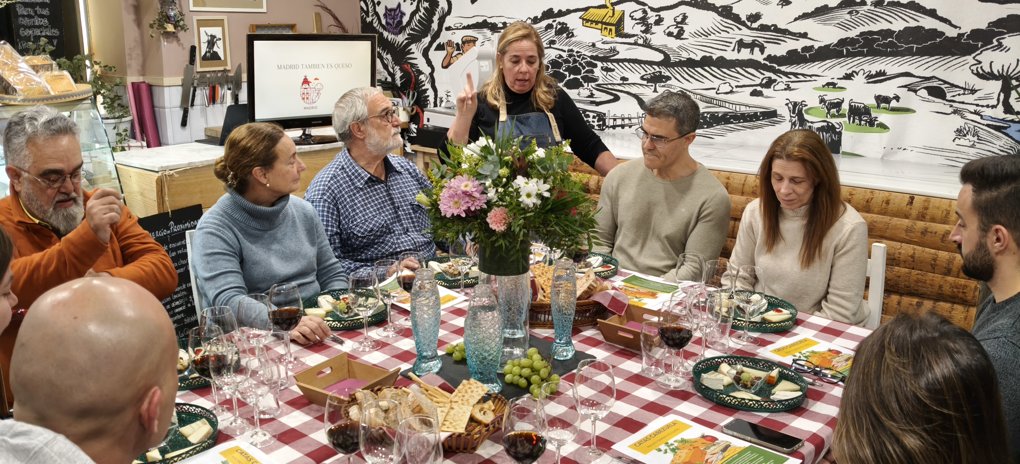 La tarde noche del sábado pasado asistimos a la cata de quesos en la tienda la Cabezuela de la plaza San Lorenzo de este Real Sitio